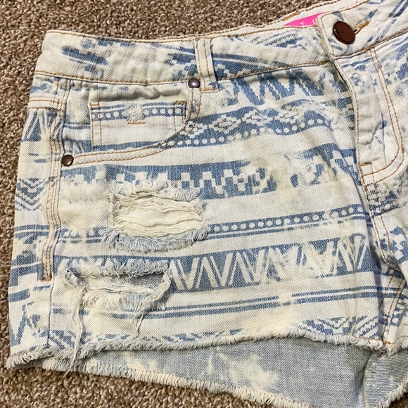 4/$24🦩 Tinseltown Denim Patterned Shorts Size 11 - Picture 8 of 9